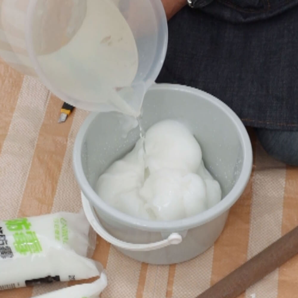 เตรียมกาวที่ใช้ติดวอลเปเปอร์ เลือกใช้กาว Uniwall กาวสำหรับติดวอลเปเปอร์โดยเฉพาะ อัตราส่วนการผสมกาวกับน้ำ ขึ้นอยู่กับชนิดของวอลเปเปอร์