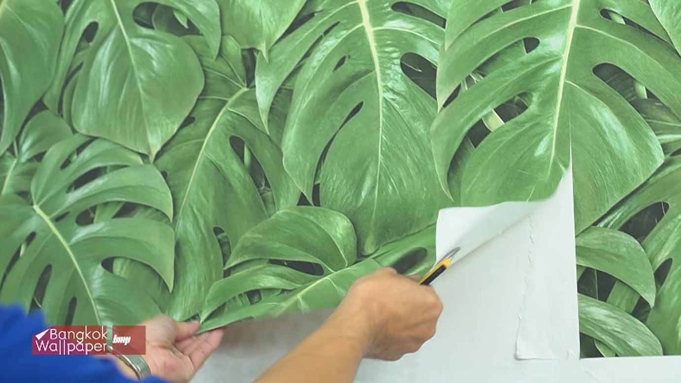 จากนั้นลอกวอลเปเปอร์ส่วนที่เป็นไวนิลออก  ให้เหลือเฉพาะส่วนที่เป็นกระดาษ